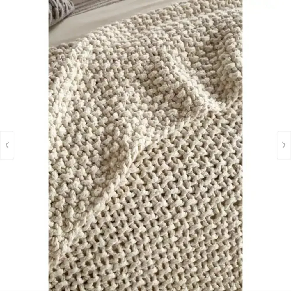 NWOT DKNY Pure Chunky Knit Throw 50